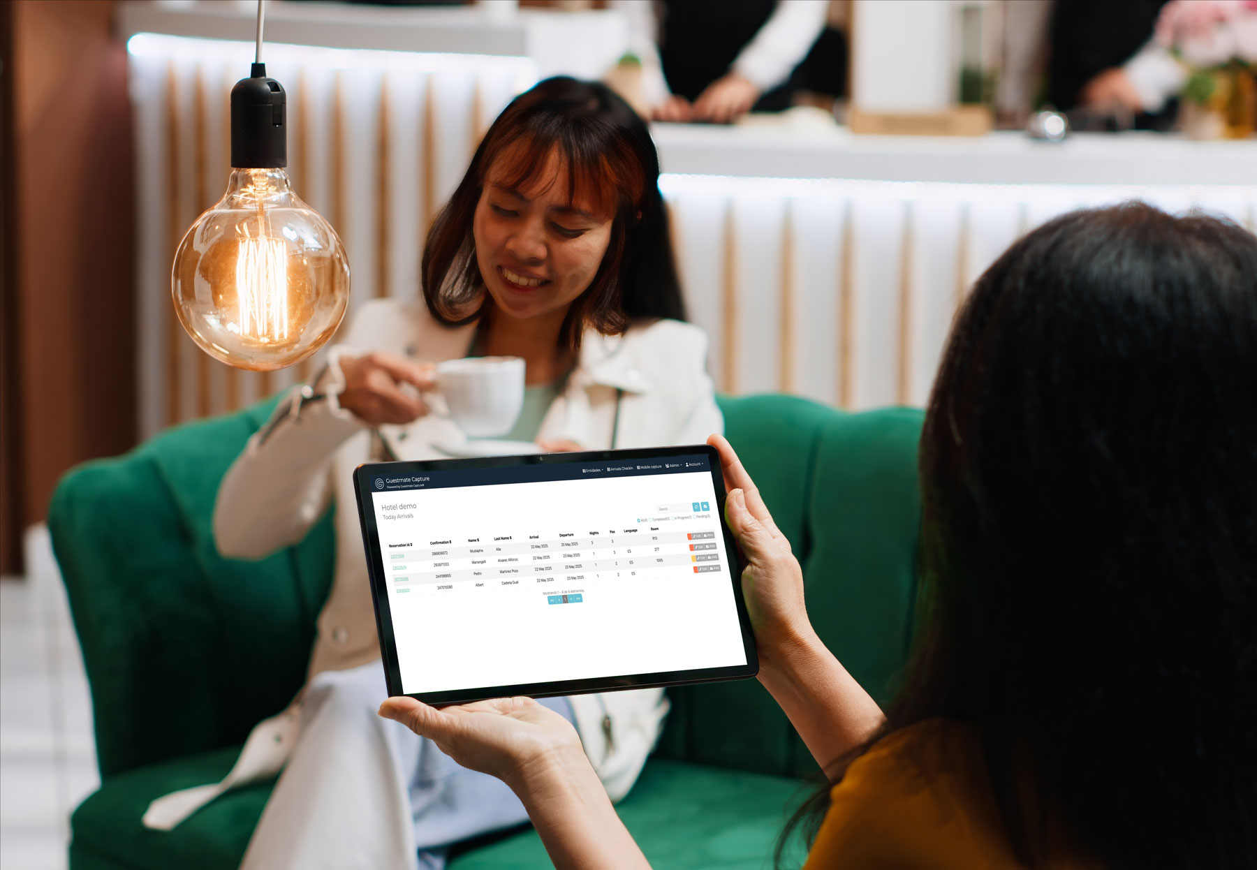 section-capture check-in VIP con nuestra consola mientras toma un café